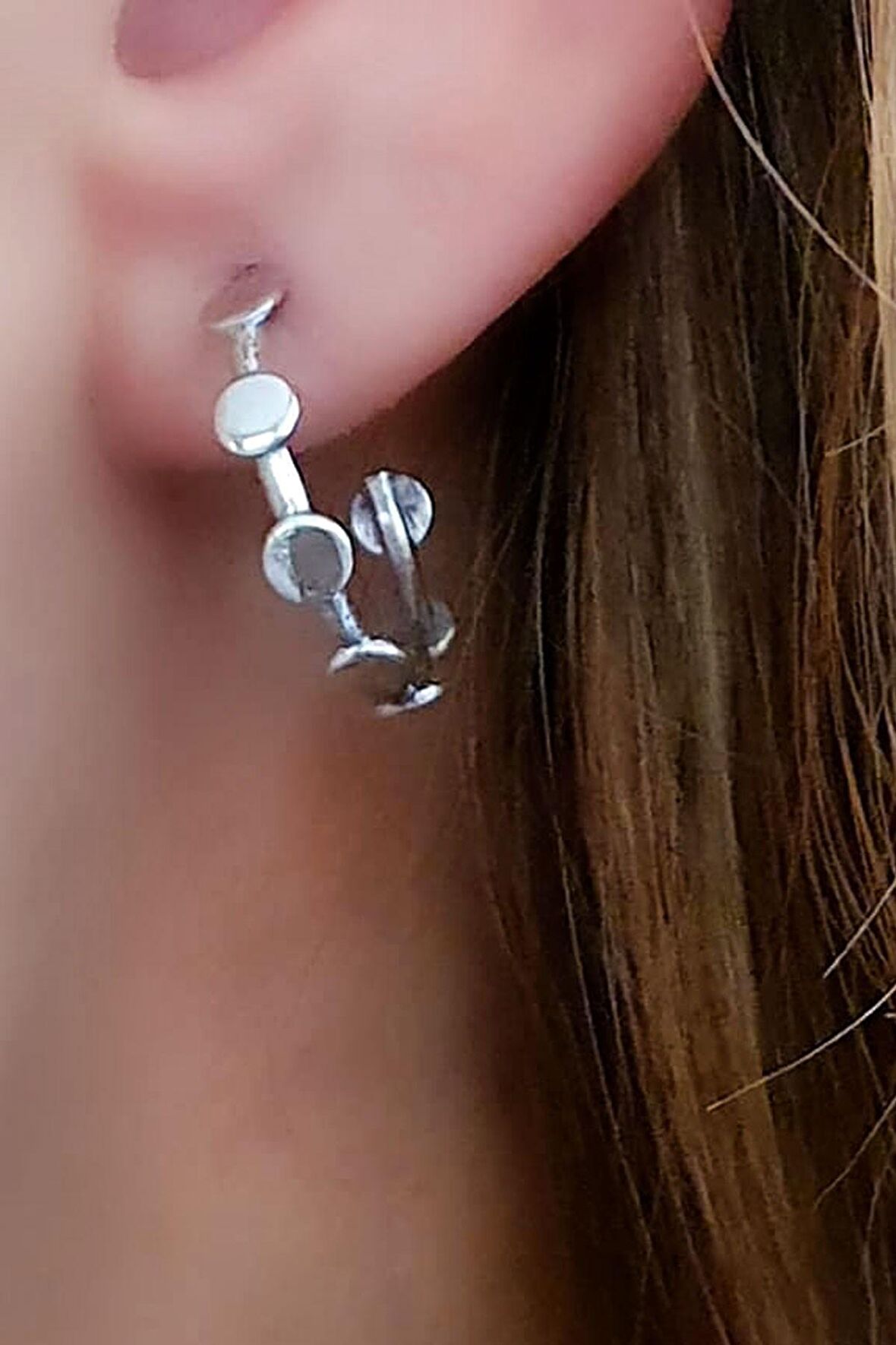 925 ayar gümüş pullu yarım halka küpe